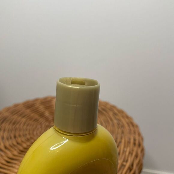 Victoria's Secret Garden Silkening Body Lotion Pear Glace Yellow 8 fl oz/236 ml - Picture 5 of 6